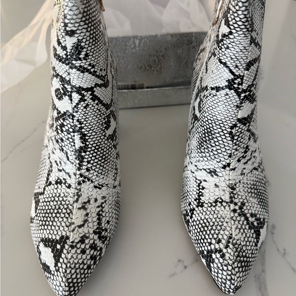 Black and White Snake Print Women's bootie